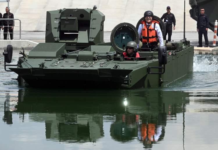 <p>FNSS'nin SSB öncülüğünde gerçekleştirdiği "Kaplan Hafif Tank"ın önemli ve stratejik bir proje olduğunu vurgulayan Kurt, "Kaplan Hafif Tank'ın Endonezya ile birlikte ortak geliştirilmesinin iki ülke işbirliği anlamında önemli bir başarı olduğunu düşünüyorum. </p>
