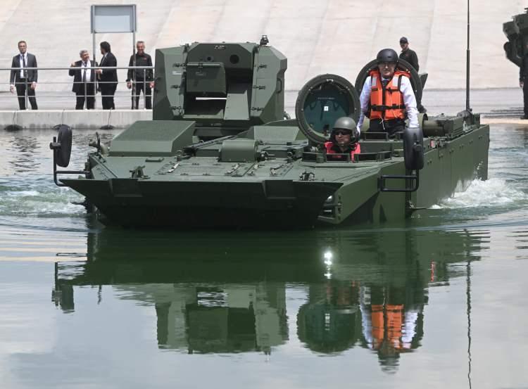 <p>Ge&ccedil;en sene yaptığımız bir t&ouml;renle ara&ccedil;ları Endonezya'ya uğurladık. Bu ara&ccedil;larımızın da Kara Kuvvetleri Komutanlığımızda hizmete girmesi en b&uuml;y&uuml;k arzumuzdur." ifadelerini kullandı.</p>
