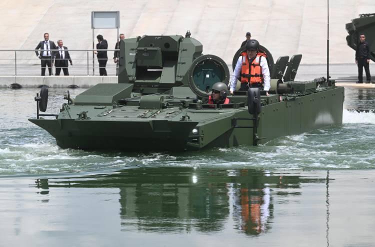 <p>Kurt, T&uuml;rk Silahlı Kuvvetlerinin caydırıcı g&uuml;c&uuml;n&uuml;n artırılması hedefiyle yeni nesil ara&ccedil;ların geliştirilmesi ve mevcut envanterin modernizasyonu i&ccedil;in 2019'da ASELSAN ana y&uuml;kleniciliğinde Zırhlı Muharebe Aracı Modernizasyon Projesi başlatıldığını anımsatarak, "Bu projede teslimatlarımız da takvim hedeflerine uygun olarak devam etmektedir." dedi.</p>
