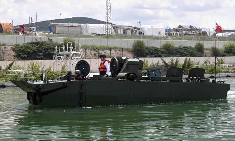 <p>&nbsp;İlk aracımızı 8 ay gibi rekor bir s&uuml;rede ROKETSAN'a teslim ettik. Kara Kuvvetlerimizin kullanımına yakın zamanda verilecek." diye konuştu.</p>
