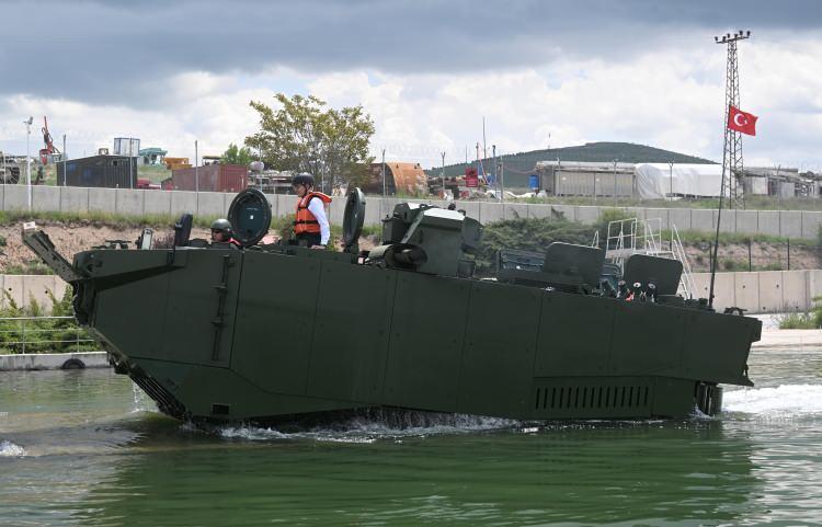 <p>Kurt, t&uuml;m bu projelerin FNSS m&uuml;hendislik g&uuml;c&uuml;n&uuml;n T&uuml;rk Silahlı Kuvvetlerine yetenek kazandırmayı hedeflediğini s&ouml;yledi.</p>
