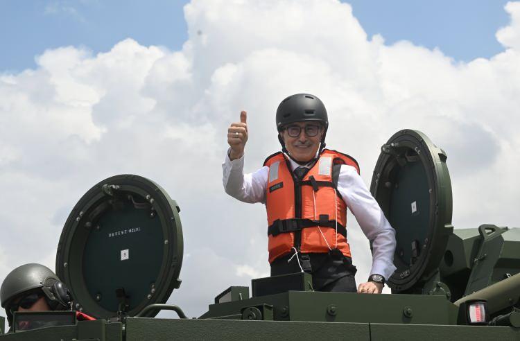 <p>Konuşmaların ardından FNSS tarafından GZPT Modernizasyonu İmza T&ouml;reni ger&ccedil;ekleştirildi ve s&ouml;zleşme imzası anısına plaket takdimi yapıldı. GZPT Modernizasyon Projesi ile FNSS'nin 2000'li yılların başında T&uuml;rk Silahlı Kuvvetlerine teslim ettiği ve bir&ccedil;ok operasyonda g&ouml;rev yapmış GZPT'lerin en az 20 yıl daha y&uuml;ksek performansla g&ouml;rev yapmasının &ouml;n&uuml;n&uuml;n a&ccedil;ılması hedefleniyor.</p>
