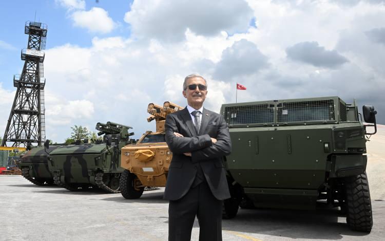 <p><strong>ZAHA'nın &ouml;ne &ccedil;ıkan &ouml;zellikleri</strong></p>

<p>Teslimi yapılan ZAHA'lar, y&uuml;zde 60 meyile tırmanabilirken y&uuml;zde 40 meyilde hareket edebiliyor ve 2 metrelik hendeği aşabiliyor. Su i&ccedil;inde kendini d&uuml;zeltme yeteneğine sahip ZAHA'lar, iklimlendirme, otomatik yangın bastırma, balistik koruma, mayın koruma ve sis perdesi &uuml;retme gibi bir&ccedil;ok &ouml;zelliğe sahip bulunuyor. ZAHA'larda 2 su jeti, termal ve g&uuml;nd&uuml;z kameraları yer alıyor.</p>
