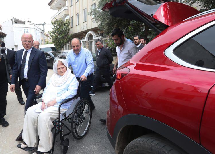 <p>Bakan Varank, tekerlekli sandalyeye bindirdiği Sevinç'i, oy kullanacakları 3148 numaralı sandığın olduğu sınıfa kadar götürdü. Yanında eşi ve torunu da bulunan Sevinç, oy verme işlemini gerçekleştirdi.</p>

<p> </p>
