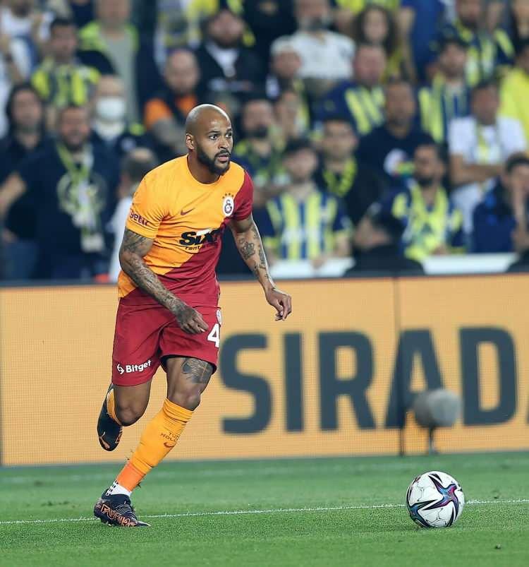 <p>Önemli oyuncularla yollar ayrıldı</p>
<p>Galatasaray'da geçmiş dönemlerde önemli yatırımlar yapılan ancak beklenen performansın alınamadığı birçok oyuncuyla yollar ayrıldı.</p>
<p>Brezilyalı savunma oyuncusu Marcao'yu İspanya'nın Sevilla takımına 15 milyon avro karşılığında satan "Cimbom" önemli bir gelir elde etti</p>