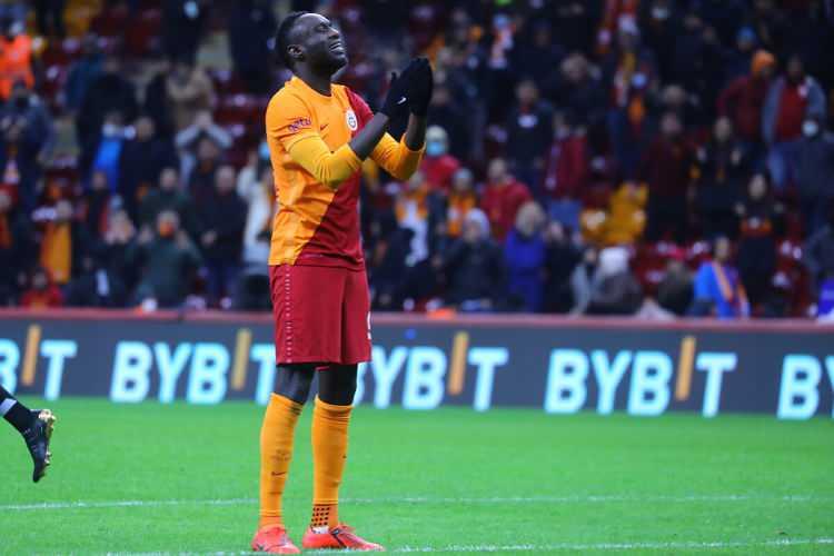 <p>Bonuslarla yaklaşık 13 milyon avro ödediği Mbaye Diagne'nin sözleşmesini fesheden sarı-kırmızılılar, 6 milyon dolar ödediği Mısırlı santrfor Mustafa Muhammed ve 3,5 milyon avro verilen Olimpiu Morutan'ı farklı takımlara kiraladı.</p>
<p>Sözleşmeleri sona eren Sofiane Feghouli ve Ryan Babel ile yeni anlaşma imzalamayan Galatasaray, kiralık olarak forma giyen Eric Pulgar, Inaki Pena, Halil Dervişoğlu ile yola devam etmedi.</p>
<p>Savunma oyuncusu Alpaslan Öztürk'ü Eyüpspor'a kiralayan sarı-kırmızılılar, kiradan dönen Aytaç Kara'nın da sözleşmesini feshetti.</p>