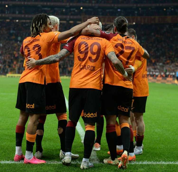 <p>Sezon başında son dakikalarda gelen galibiyetler!</p>
<p>Süper Lig'e iyi bir başlangıç yapan Galatasaray 7 maçta 5 galibiyet, birer beraberlik ve mağlubiy aldı. Sarı-kırmızılı ekip bu periyota Antalyaspor, Ümraniyespor, Gaziantep FK ve Konyaspor maçlarının son bölümünde bulduğu gollerle 3 puana uzandı.</p>