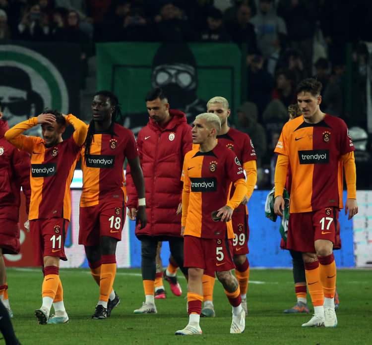 <p>Fenerbahçe'nin 5 puan gerisine düştü!</p>
<p>7 maçlık iyi başlangıcın ardından sırasıyla Adana Demirspor, Kayserispor ve Alanyaspor maçlarında 3 puana hasret kalan Galatasaray, ligde 8. sıraya kadar geriledi.</p>
<p>Sezona harika bir başlangıç yapan Fenerbahçe, 11. haftanın sonunda ezeli rakibi karşısında puan farkını 5'e çıkarmıştı.</p>