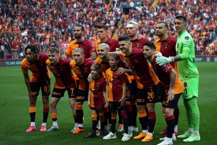 <p>GALATASARAY'IN DERBİ KARNESİ:</p>
<p>Trabzonspor 0-0 Galatasaray<br />
Galatasaray 2-1 Beşiktaş<br />
Fenerbahçe 0-3 Galatasaray<br />
Galatasaray 2-1 Trabzonspor<br />
Beşiktaş 3-1 Galatasaray<br />
Galatasaray *-* Fenerbahçe (4 Haziran 2023)</p>