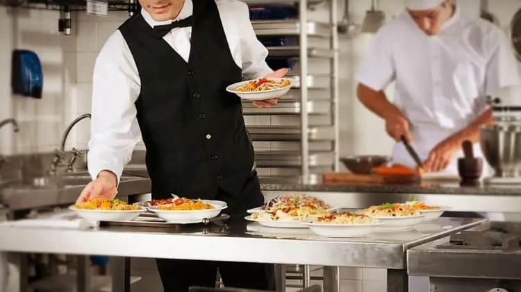 <p>Genç nüfusun istihdamı sektörlere göre incelendiğinde, <strong>istihdam edilen gençlerin 2022 yılında %15,1’inin tarım sektöründe, %31,4’ünün sanayi sektöründe, %53,5’inin ise hizmet sektöründe yer aldığı görüldü.</strong> İstihdam edilen genç erkeklerin %14,0’ünün tarım sektöründe, %36,7’sinin sanayi sektöründe, %49,3’ünün hizmet sektöründe yer aldığı görülürken genç kadınların %17,5’inin tarım, %20,3’ünün sanayi, %62,2’sinin ise hizmet sektöründe yer aldığı görüldü.</p>
