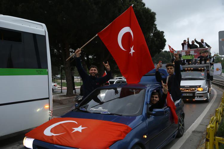 <p><strong>TEKİRDAĞ</strong></p>
<p>Cumhurbaşkanı Erdoğan'ı destekleyen vatandaşlar, Tekirdağ'ın Çerkezköy ilçesinde kutlandı.</p>
<p> </p>