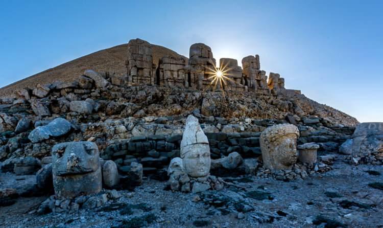 <p><strong>Kahta, Adıyaman</strong></p>
<p>Nüfus: 128.961 kişi</p>