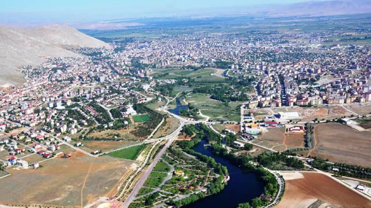<p><strong>Elbistan, Kahramanmaraş</strong></p>
<p>Nüfus: 141.307 kişi</p>
