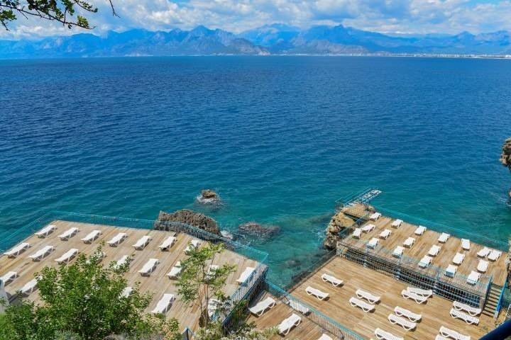 <p><span style="color:#000000"><strong>Sıralamanın ilk sırasında İspanya, ikinci sırasında Yunanistan yer alırken Türkiye plaj sayısı ile dünya üçüncüsü oldu.</strong></span></p>