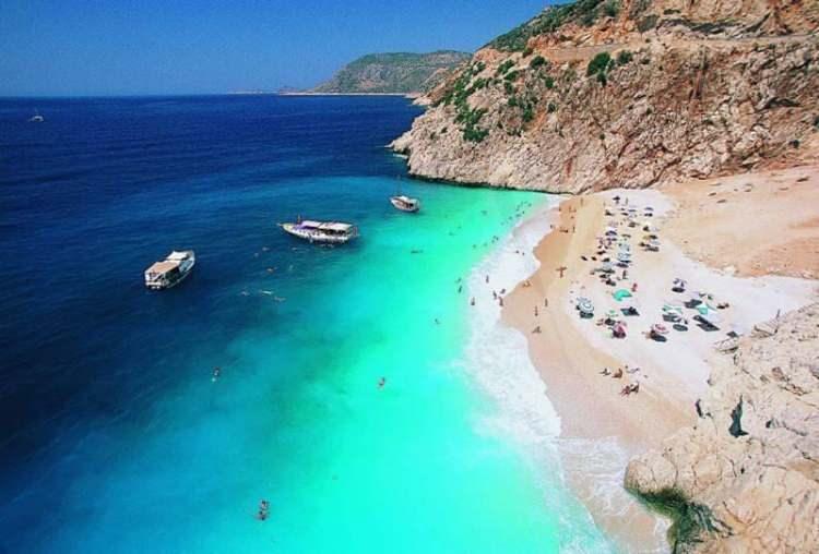 <p><span style="color:#000000"><strong>Buna göre bu yıl Türkiye'de 551 plaj, 23 marina, 14 turizm teknesi ve 10 bireysel yatta 'Mavi Bayrak' dalgalanacak.</strong></span></p>