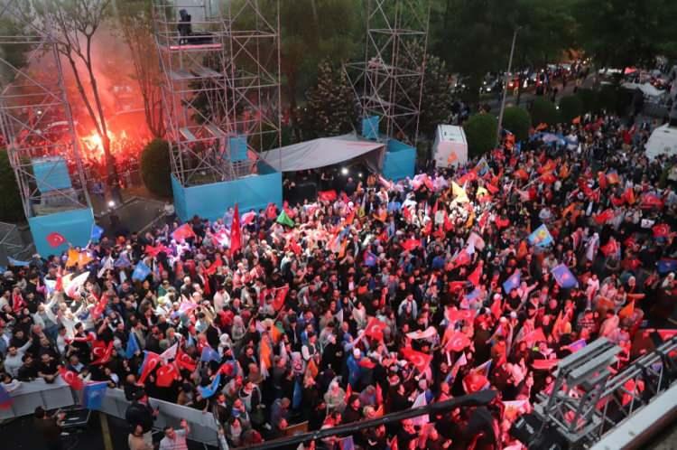 <p>Ellerinde AK Parti ve Türk bayrakları bulunan vatandaşlar, Cumhurbaşkanı Erdoğan lehine sloganlar attı.</p>

<p> </p>
