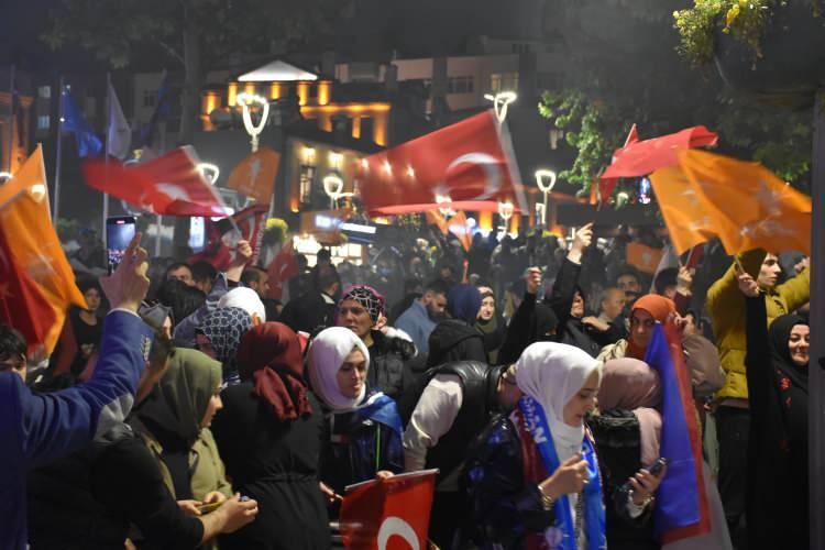 <p><strong>TRABZON</strong></p>

<p>Trabzon Kent Meydanı ve AK Parti İl Başkanlığı önünde toplanan vatandaşlar sevinç yaşadı.</p>

<p> </p>
