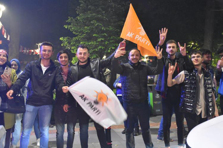 <p>Çok sayıda vatandaş, hem araçlarıyla kutlama konvoyları oluşturdu hem de müzik eşliğinde eğlendi.</p>
