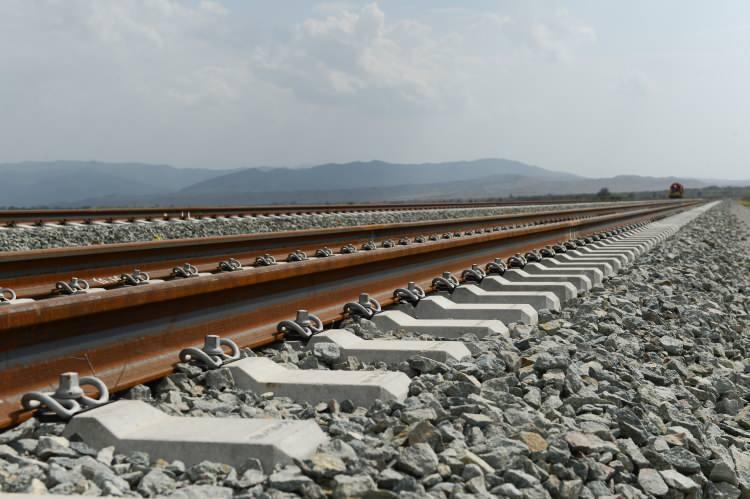 <p>Horadiz-Ağbend demiryolu hattının geçtiği Zengilan ilinin Hekeri Nehri üzerinde uzunluğu 418 metre olan Azerbaycan’ın en büyük demiryolu köprüsü yapılıyor. Halihazırda köprü ayaklarının ve üst geçidin inşaatı tamamlanırken, izolasyon çalışmaları devam ediyor.</p>
