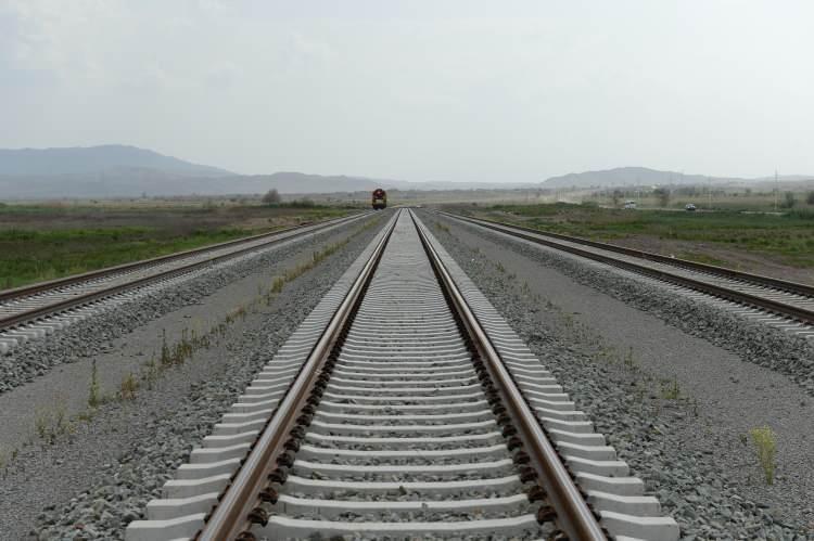 <p>Azerbaycan Demiryolları Sözcüsü Senuber Nezerova ise Azerbaycan’da inşa edilen en büyük demiryolu köprüsünün Horadiz-Ağbend demiryolu projesi çerçevesinde yapıldığını ifade etti. Nezerova, “Bu köprü Horadiz-Ağbend demiryolu projesi kapsamında inşa edildi ve uzunluğu 418 metredir. Bu köprü şu ana kadar yapılan Azerbaycan’ın en büyük demiryolu köprüsü olma özelliğini taşıyor. Ancak bu son değil. Horadiz-Ağbend demiryolunun 8. kilometresinde daha büyük bir demiryolu köprüsü yapılacak. 760 metre uzunluğunda olacak ve onun projelendirilmesi gerçekleştiriliyor ve inşallah yakın zamanda inşaatı için çalışmalara başlanılacak” diye konuştu.</p>
