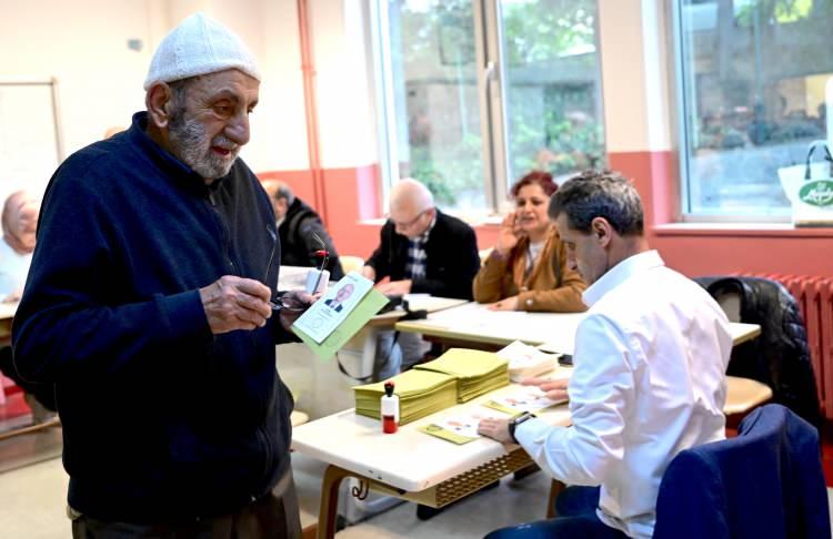 <p>Oy pusulasının bütünlüğünün bozulacak şekilde yırtılması veya koparılması, pusula üzerine mühür dışında veya mühür yerine herhangi bir özel işaretin, isim, imza kaşesi veya parmak izinin basılması da kullanılan oyu geçersiz kılacak.</p>
