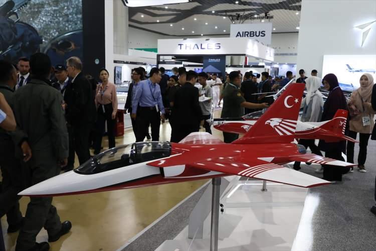 <p>Türk savunma ve havacılık sanayisi şirketi TUSAŞ, Asya-Pasifik Bölgesi'nin en geniş çaplı savunma fuarlarından Malezya'daki Langkawi Uluslararası Denizcilik ve Havacılık Fuarı'na (LIMA 2023) katıldı. </p>
