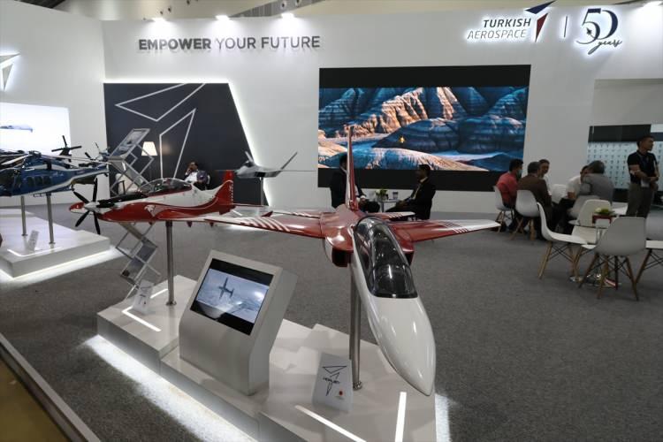 <p><strong>Yeni hedef bölge Güney Amerika</strong></p>
<p>Bu yılın ilk 3 ayında 300 milyon dolarlık sözleşme imzalayan TUSAŞ, seri üretimdeki ATAK helikopteri, ANKA ve AKSUNGUR insansız hava araçları, HÜRKUŞ uçağı ile 2 milyar dolarlık yeni satış gerçekleştirmeyi planlıyor.</p>