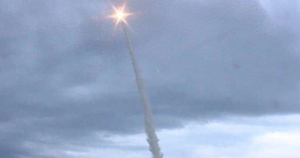 <p>Kısa Menzilli Balistik Füze (Short-Range Ballistic Missile) (SRBM) 300 ile 1000 km menzil aralığında olan BF sistemidir. Orta Menzilli Balistik Füze <strong>(Medium-Range Ballistic Missile) (MRBM) 1000 ile 3000 km menzil aralığında olan BF sistemidir.</strong> Uzun Menzilli Balistik Füze (Intermediate Range Ballistic Missile) (IRBM) 3000 ile 5550 km arasında menzile sahip BF sistemidir. </p>