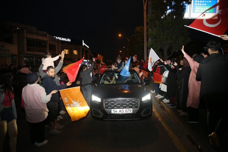 <p>Sakarya'nın Adapazarı ilçesinde, sandıkların büyük bölümünün açılmasının ardından AK Parti İl Başkanlığı önünde toplanan partililer, Cumhurbaşkanlığı ikinci tur seçimlerini kazanan Erdoğan lehine slogan attı.</p>