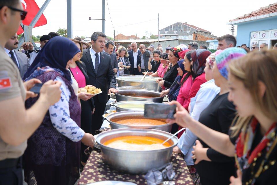 <p>Trakya Üniversitesi'nde Pomak yemekleri üzerine doktora çalışması yapan köy sakinlerinden Meryem Pelin de yeşil bakla çorbası, börülce yemeği, nohut ekmeği gibi 20 çeşit yemek yapıldığını ifade etti.</p>
<p> </p>