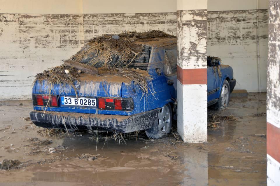 <p>Sağanağın etkisiyle yıkılan istinat duvarlarının altında kalan araçlarda hasar oluştu.</p>

<p> </p>
