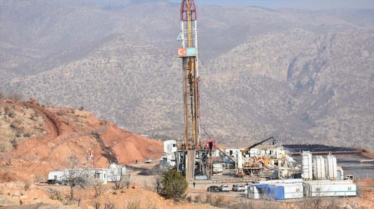 <p><strong>"GÜNLÜK 80 TANKER BATMAN’A GÖNDERİLİYOR"</strong></p>
<p>Şırnak’ta şu anda 8 ayrı bölge keşif çalışması yapıldığını anımsatan Vali Bilgin, 2 bölgede ise petrol üretim kuyusu açtıklarını ve Şırnak’ın tüm dağlarında keşif ile ilgili çalışmalar yapıldığını aktardı. </p>