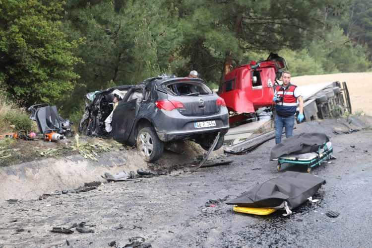 <p>Hafta sonu evini Muğla'dan Alaşehir'e taşıyan Ümmü Çetinkaya, pazartesi son mesaisini yaparak Marmaris Devlet Hastanesinden ilişiğini kesti. </p>