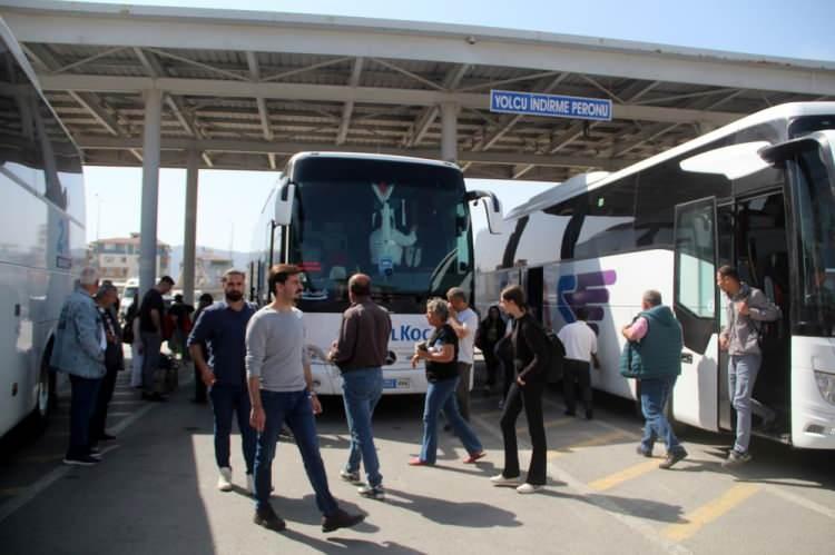 <p>Kırıkkale'den Kahramanmaraş'a oy kullanmaya gittiğini ifade eden Musa Sert şunları söyledi:</p>
<p>"Seçime gideceğim inşallah. Birinci turda da gittim. Birinci turda olduğu gibi ikinci turda da aynı şekilde reise vereceğiz. Hayırlısı ile kazandıracağız. Allah, devletimize milletimize hayırlı uğurlu eylesin. Taşıma ücretleri devletten. Hiç kimsenin cebine dokunmadan istediği yere götürüyor"</p>