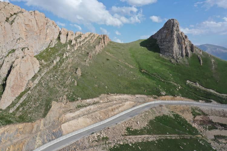 <p>Bu hat aynı zamanda uyuşturucu kaçakçılığı anlamında da çok önemli. Sınır güvenliğinin çok yüksek düzeyde olması bu anlamda uyuşturucu kaçakçılığını ciddi oranda azalttı. En büyük yakalanmalar bölgemizde olmakla beraber devletimizin ve kamu birimlerimizin bu anlamda elini kuvvetlendirmiş oldu."</p>
