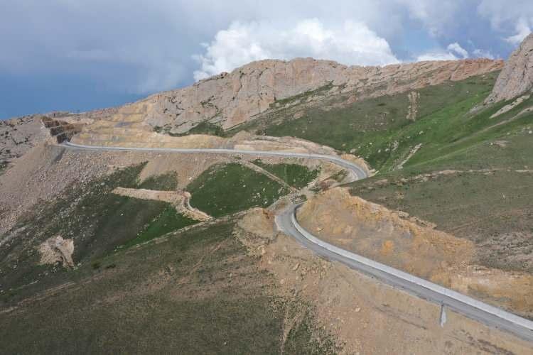 <p>Entegre sınır güvenlik sisteminin tüm birimleriyle devreye girmesinden sonra sınırın çok güvenli hale geldiğini ve bu sistemin tüm sınırlarda tamamlandığında düzensiz göçmen sorununun ciddi anlamda biteceğini düşündüğünü vurgulayan Varol, konuşmasını şöyle sürdürdü:</p>

<p>"Yeterli sıklık ve aralıkta sınır karakollarımız var. Bu bölgelerde yeteri kadar sınır güvenlik güçlerimiz var. Bu kadar yüksek güvenlikli bir sınır hattınız olduğunda terör örgütlerinin de sınır hattından içeriye girmesi mümkün olmuyor.</p>
