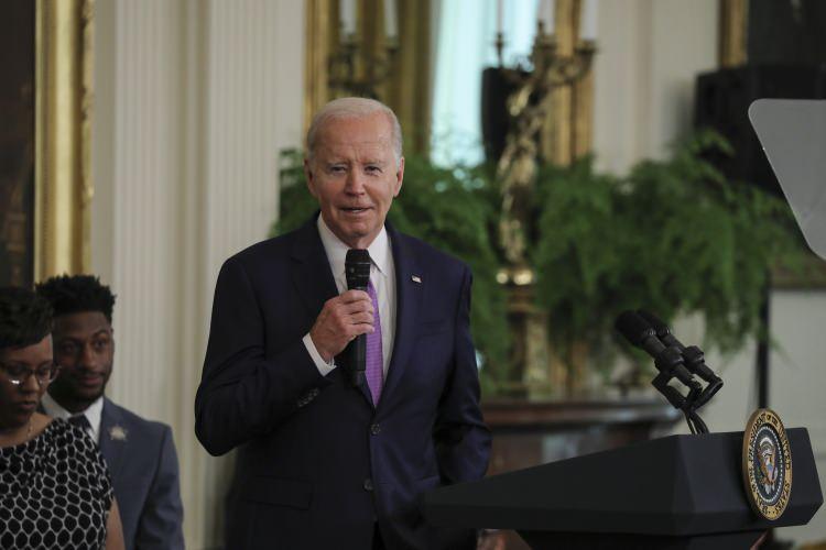 <p>Smth'in bayılması sebebiyle konuşmasına ara vermek zorunda kalan Biden, oyuncuların uzun süre ayakta kaldığını belirterek özür diledi.</p>