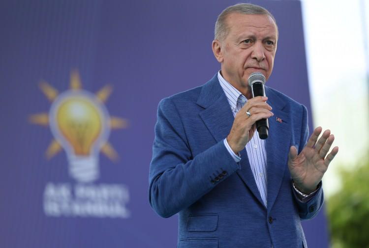 <p>Cumhurbaşkanı Erdoğan, şu ifadeleri kullandı:</p>

<p>Şu anda alandaki resmi rakam 90 bin, yollarda 50 bin toplamda da 140 bin. Demek ki, pazar günü Esenler sandıkları patlatarak sesini duyuracak. Sizleri en kalbi duygularımla muhabbetle selamlıyorum. Sizlerin vasıtasıyla tüm Esenler'i selamlıyorum. Bizlere sizin şu sevginizi bahşeden Rabbime hamd ediyorum. Siz bizi hiçbir zaman yanıltmadınız. Aşkla şevkle Esenler her zaman sandıkta patladı. Bugün bu meydanda gönülden gönüle giden o gizli yol var.</p>
