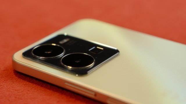 <p>Segmentine uygun olarak güçlü bir çipsete sahip olan akıllı telefon, RAM tarafında da beklentileri karşılıyor. 8 GB RAM ile birlikte gelen cihaz, aynı anda birden fazla uygulamanın çalışmasına izin vermekte. Depolama alanı olarak 256 GB sunulmaktadır ve bunu yetersiz bulan kullanıcılar için 1 TB'a kadar hafıza kartı desteği bulunuyor.</p>
