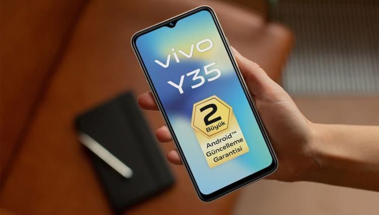 <p>vivo Y35, 6.58 inç boyutunda IPS LCD bir ekrana sahip. Bu ekran, 1080x2408 (FHD+) çözünürlük sunmaktadır ve ayrıca 90 Hz tazeleme oranına sahip. Ekranın üst kısmında bir damla çentik içinde selfie kamerası bulunur ve ekranın gövdeye oranı %82.7.</p>