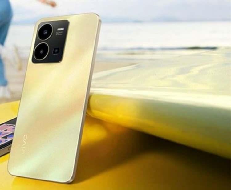 <p>Kamera tarafında, vivo Y35 modeli arka kısmında üç adet kamera sensörüne sahip. Ana kamera, 50 MP çözünürlüğe sahiptir ve f/1.8 diyafram açıklığında. Ayrıca EIS (dijital görüntü sabitleme) ve 1080p video kaydı desteği sunmakta. İkinci sensör, 2 MP çözünürlüğünde makro kamera olarak kullanılmakta ve f/2.4 diyafram açıklığına sahip Üçüncü kamera ise derinlik algısını sağlayan ve bokeh efektini destekleyen 2 MP çözünürlüklü bir yardımcı kamera</p>
