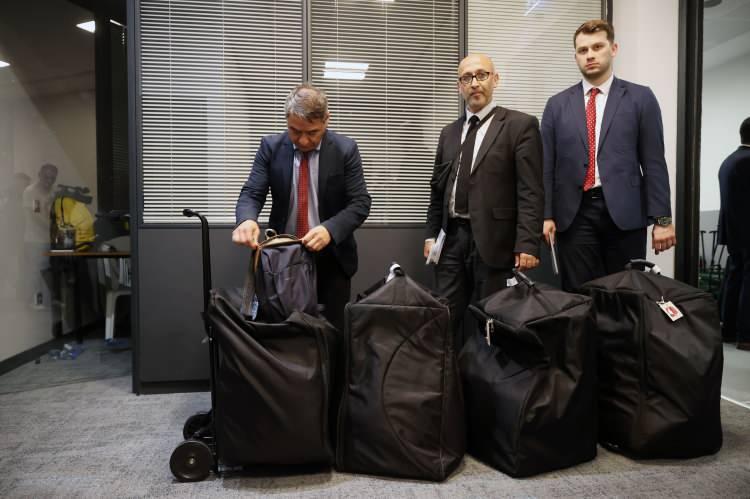 <p>Çantalardaki oy torbaları, hakim ve Dışişleri Bakanlığı yetkilileri nezaretinde görevlilerce İstanbul Havalimanı'nda 7 kilitle açılabilen çelik kapılı odada muhafaza altına alındı.</p>