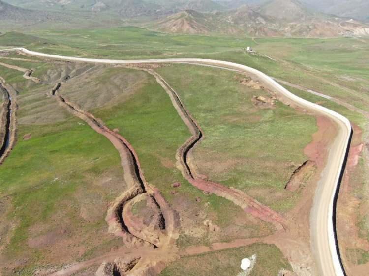 <p>Van-İran sınır hattında planlanan 295 kilometrelik duvarın 96 kilometresi tamamlanırken, geri kalan kısmın bitirilmesi için de çalışmalar sürüyor.</p>
