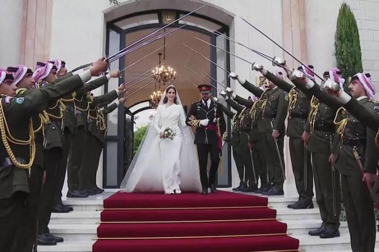 <p>Veliaht Prens Hüseyin'in düğününe Malezya Kralı Sultan Abdullah Şah, Hollanda Kralı Willem Alexander, Irak Cumhurbaşkanı Abdullatif Reşid, Lübnan Başbakanı Necib Mikati, Kuveyt Veliahtı Meşal el-Ahmed el-Cabir es-Sabah, İngiltere'nin Orta Doğu, Kuzey Afrika ve Güney Asya'dan Sorumlu Devlet Bakanı Tarık Ahmed ve ABD Başkanı Joe Biden'ın eşi Jill Biden ile kızı Ashley Biden'in de aralarında olduğu çok sayıda davetli katıldı.</p>