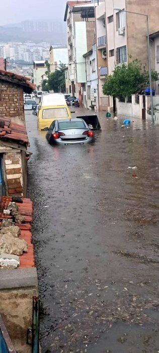 <p> Sürekli tadilat yapıyoruz bıktık. Buna bir çare bulmaları lazım. Biz kendi imkanlarımızla onarıyoruz" diye konuştu. Esnaf Özgür Kaplan (45) ise "Yine dükkanımıza su bastı. Rögarlar taştı. Zarar büyük" dedi.</p>
