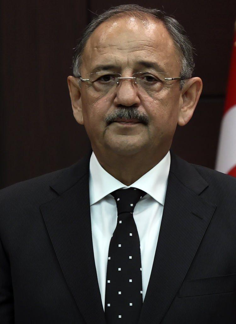<p>ÇEVRE, ŞEHİRCİLİK VE İKLİM DEĞİŞİKLİĞİ BAKANI MEHMET ÖZHASEKİ</p>
<p> </p>
<p>Cumhurbaşkanlığı Kabinesi'nin yeni Çevre, Şehircilik ve İklim Değişikliği Bakanı Mehmet Özhaseki, ilk değerlendirmesinde, "Türkiye'nin şahlanış döneminde, Türkiye Yüzyılı'nda aşkla çalışacağız. Başta afetzede kardeşlerimize söz verdiğimiz gibi konutlarını en kısa sürede teslim edecek; İstanbul'u ve Türkiye'yi kentsel dönüşümle güvenli hale getireceğiz." ifadesini kullandı.</p>