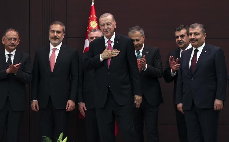 <p>Cumhurbaşkanı Recep Tayyip Erdoğan, yeni Cumhurbaşkanlığı Kabinesi'ni açıkladı.</p>

<p> </p>

<p> </p>
