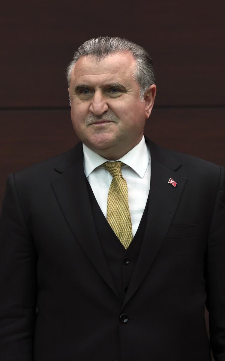 <p>GENÇLİK VE SPOR BAKANI OSMAN AŞKIN BAK</p>