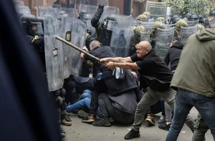 <p>Kosova polisi ve NATO'nun Kosova'daki Barış Gücü (KFOR), belediye binalarını tel örgülerle çevirmiş ve bölgedeki personel sayısını artırmıştı.</p>