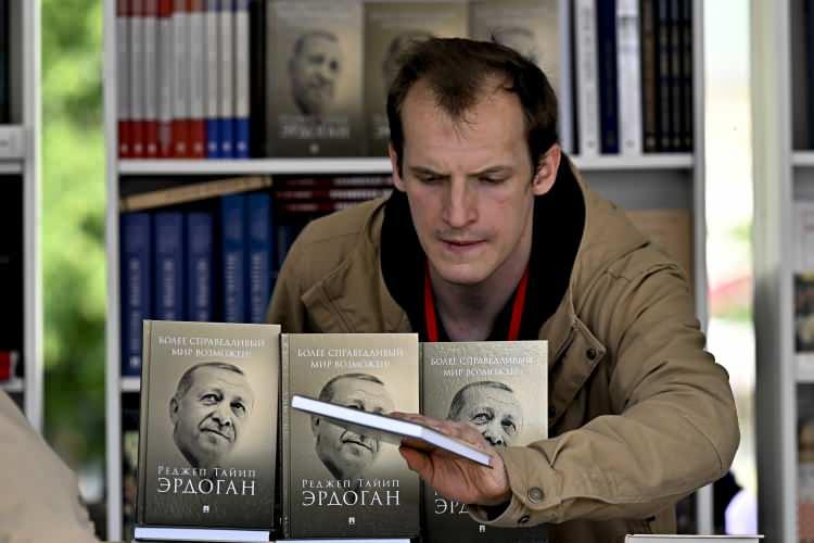 <p>Erdoğan’ın Rusçaya çevrilen kitabı, Kızıl Meydan’da açılan 9. Kitap Festivali’nde ilk kez Rus okuyucuların beğenisine sunuldu.</p>
